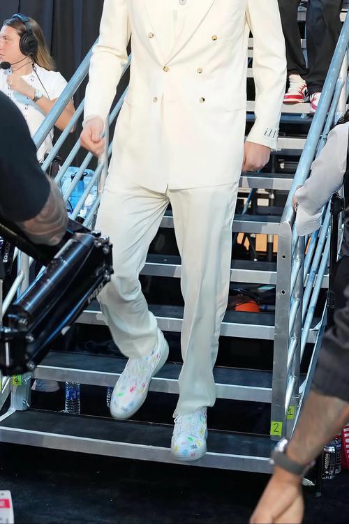 美女记者:杨瀚森已经是全球巨星了 他的影响力不只在球场上