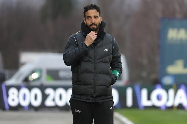 并无不合!记者:B费与阿莫林相处非常融洽,他极大促进球队团结