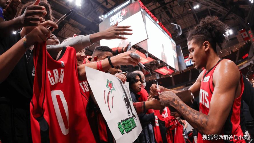 布克:我来中国完全没有时差反应 球队节奏现在快了很多