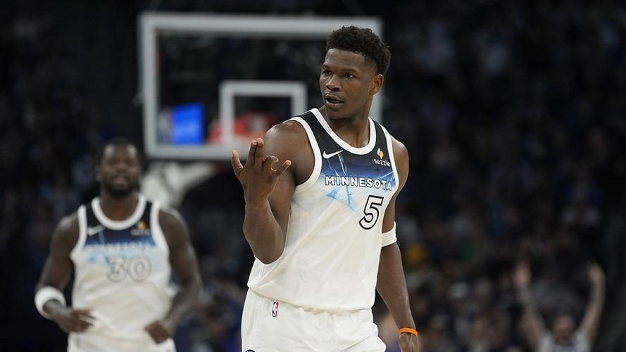 状态可以!爱德华兹半场11中5砍下14分1板1断1帽