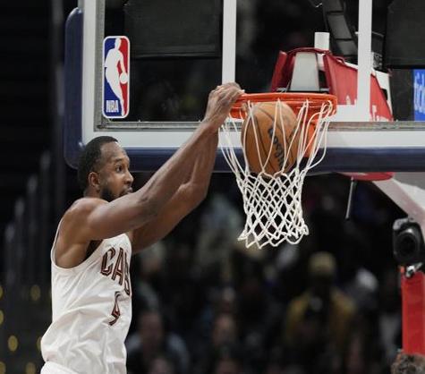 状态不错!小莫布里半场7中3拿到11分3板2助2帽