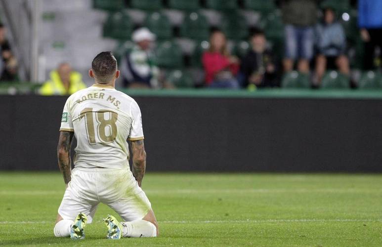 阿根廷全队球员在比赛中戴黑色袖标,悼念去世的博卡主帅鲁索