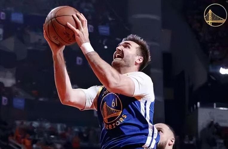 波斯特：赛季中段后在路上开始被认出 但毕竟我也长这么高