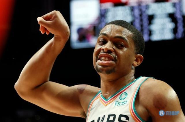 弹无虚发！凯尔登全场5中5贡献14分3板1助3断 正负值+20冠绝全场