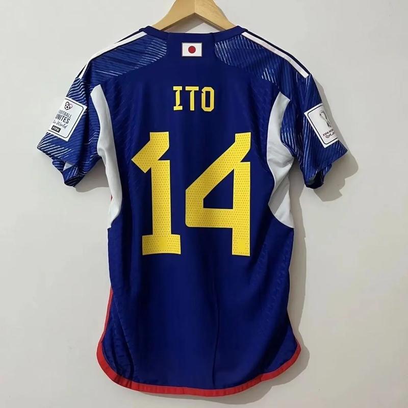 日本队2026世界杯客场球衣曝光，多彩条纹寓意深远