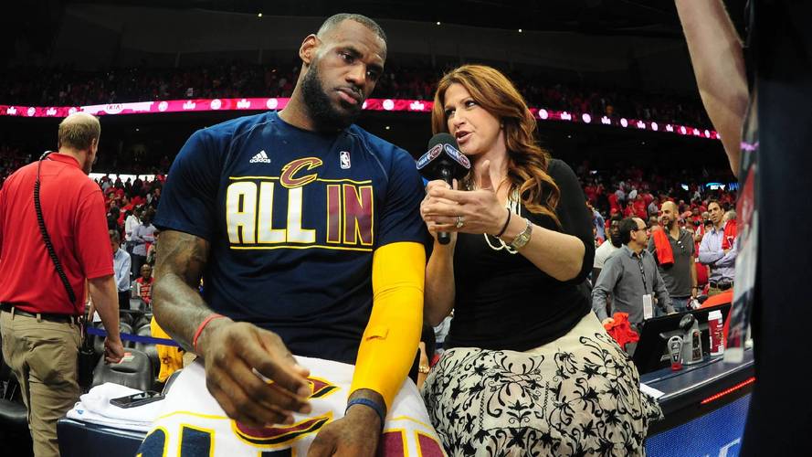 球迷回顾昨日参加湖人亲子互动活动 詹姆斯与女球迷握手合影