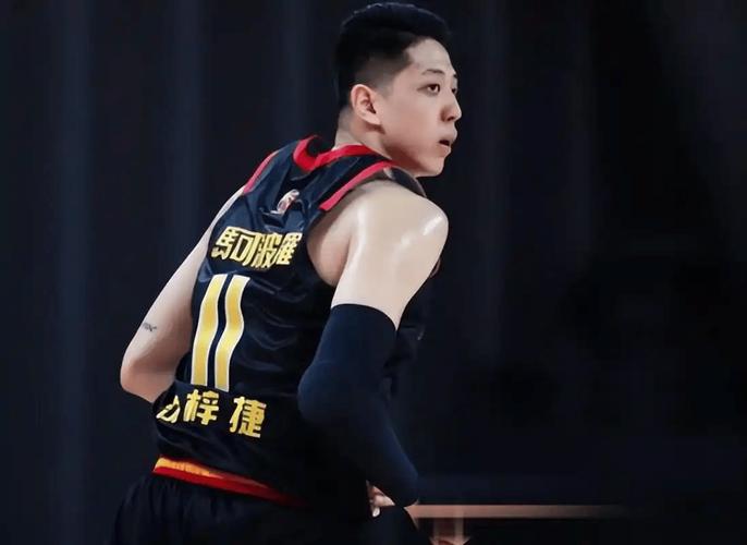 沈梓捷：冠军照片能不能挂在球馆里？杜锋：当然 挂100年