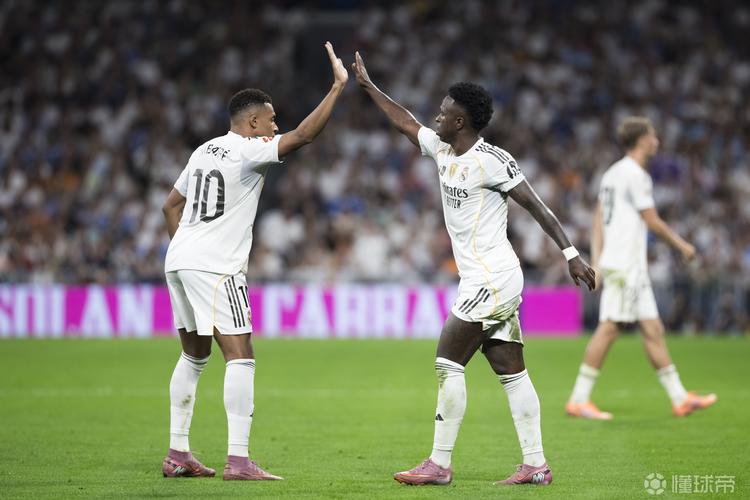 本赛季五大联赛边卫参与进球榜：格里马尔多12球居首，门德斯8球