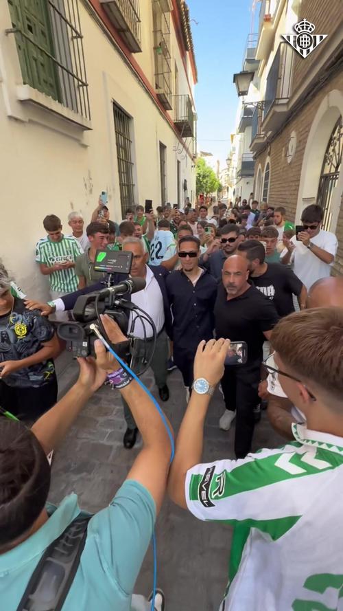 圆神真积极啊！对手传球失误安东尼拼抢断球，传中助攻库乔进球