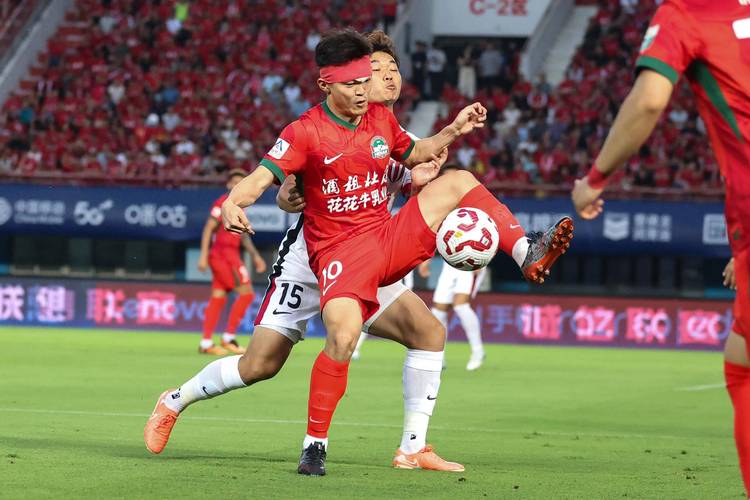 博主：河南队今天下午前往上海浦东，随后将与海港进行热身赛